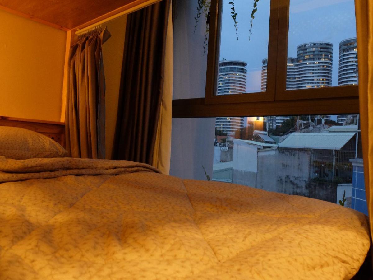 Half Coffee N Dorm Hostel Ho Chi Minh City Bagian luar foto
